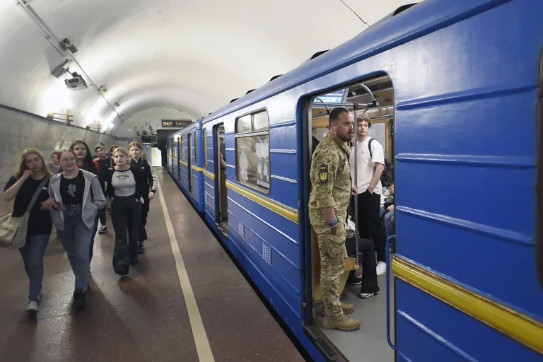 «В концлагере имени Зеленского паспорта не нужны»: жители Киева готовы отказаться от украинского гражданства и ждут прихода России